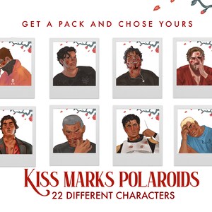 Peut inclure: Huit illustrations de style Polaroid représentant des personnages avec des marques de baisers. Le texte "GET A PACK AND CHOSE YOURS" et "KISS MARKS POLAROIDS 22 DIFFERENT CHARACTERS" sont en rouge. Chaque image a une bordure blanche.