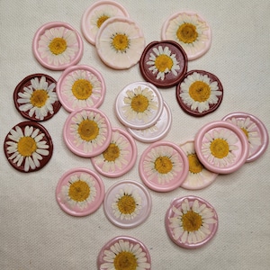 Sello de cera de margarita // sello de cera de flor prensada ruborizada // sello de cera autoadhesivo // sellos de cera de flores // invitación // invitación de boda // boda DIY