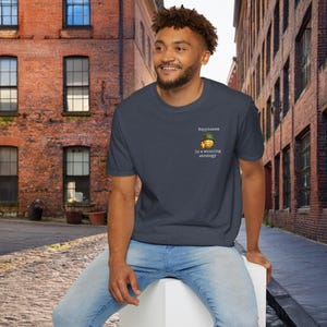 Happy Tee | Emoji Softstyle T-Shirt | Strategia zwycięstwa szczęścia | Pozytywne wibracje | Wybierz szczęście | Bądź szczęśliwy | Bądź miły | Zabawne koszulki unisex