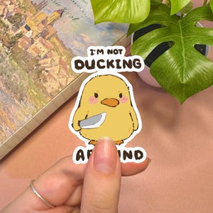 Pegatina de pato lindo / Pegatina de meme de cuchillo de pato Pegatina kawaii Pegatina duradera Pegatina de vinilo Pegatina divertida Pegatina laminada brillante