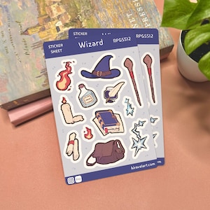 Op de afbeelding: Een stickervel met de titel Wizard RPGSS12 met diverse illustraties, waaronder een blauwe tovenaarshoed, een toverdrankflesje, een ganzenveer met inktpot, een kaars, een spreukenboek, een tas, een staf en magische vlam- en bliksemschichticonen.