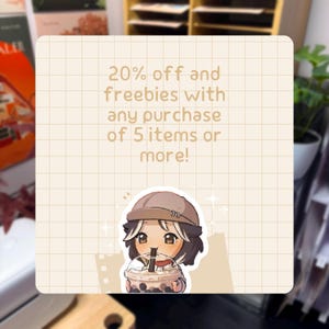 K&ouml;nnte beinhalten: Eine quadratische Grafik mit beigem Rasterhintergrund und dem Text 20% off and freebies with any purchase of 5 items or more! Unter dem Text befindet sich eine Cartoon-Illustration einer Figur, die einen braunen Hut tr&auml;gt und einen Bubble Tea h&auml;lt.