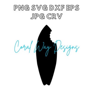 Può includere: Silhouette nera di una tavola da surf con un morso nella parte superiore. Il testo "Coral Way Designs" è scritto in blu sotto la tavola da surf.