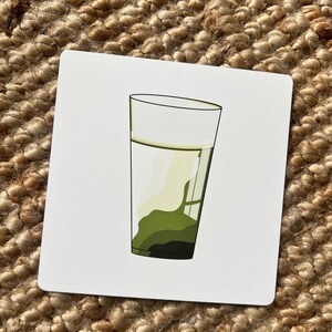 Cartolina/stampa - biglietto di auguri illustrato - matcha latte - tè verde - bicchiere da tè - stampa divertente - illustrazione digitale - carta riciclata