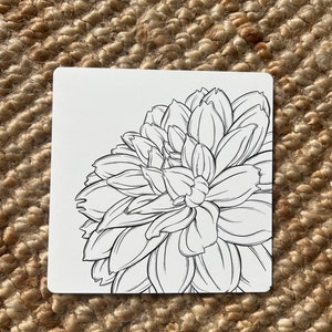 Cartolina/stampa - biglietto di auguri illustrato - dalia - bianco e nero - fiore - botanico - bianco e nero - disegno al tratto - carta riciclata
