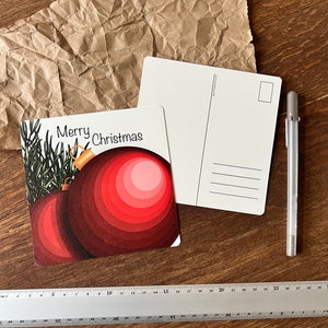 Geïllustreerde kerstkaart - wenskaart - ansichtkaart - kerstbal - dennenboom - kerstwensen - prentenpostkaarten