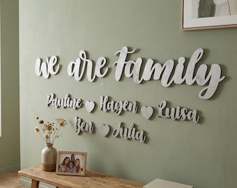 Plaque murale personnalisée en bois « Nous sommes une famille » – Noms de famille individuels en bois – Cadeau