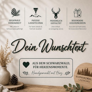 Könnte beinhalten: Ein Schild mit dem Text Dein Wunschtext in schwarzer Schreibschrift, ergänzt durch Symbole für Tannenzapfen, Laser, Hirsch und Geschenke. Darunter steht in einem Rechteck AUS DEM SCHWARZWALD, FÜR HERZENSMOMENTE. Handgemacht mit Herz. Eine runde Holzplatte zeigt ein Waldmotiv und den Text SCHWARZWALD LASERKUNST.
