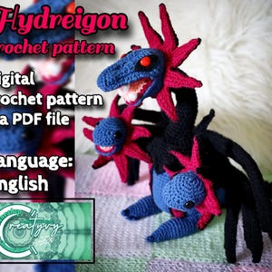 Könnte beinhalten: Ein Häkelmuster für ein Hydreigon Pokémon, ein dreiköpfiger Drache mit schwarzen, blauen und roten Häkeldetails. Das Muster ist als digitales PDF-Dokument in englischer Sprache verfügbar.