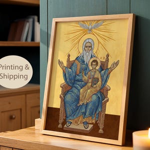 Könnte beinhalten: Gerahmte religiöse Ikone mit einer sitzenden Figur in blauen Gewändern mit einem Kind, vor goldenem Hintergrund. Oben ist eine Taube. Der Rahmen ist aus hellem Holz. Der Text "Printing & Shipping" befindet sich auf einem weißen Kreis.