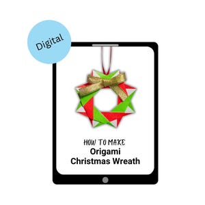 Op de afbeelding: Een digitaal beeld op een tablet met een rode, groene en gouden origami kerstkrans. De krans heeft een gouden strik en hangt aan een rood lint. Tekst op het scherm luidt "HOW TO MAKE Origami Christmas Wreath."