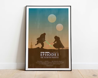 Peut inclure: Une affiche minimaliste pour Star Wars Episode I : La Menace Fantôme. L'affiche présente une silhouette de deux personnages dans un duel de sabre laser sur fond de ciel bleu et orange avec deux soleils. Le texte "Star Wars Episode I La Menace Fantôme" est imprimé en blanc en bas de l'affiche.