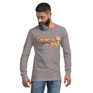 Könnte beinhalten: Ein heidefarbenes Langarmshirt mit einer Cartoon-Schlange und dem Text "Squishy's Reptiles" in Orange und Schwarz.