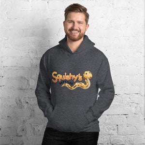 Puede incluir: Una sudadera con capucha gris oscuro con una serpiente de dibujos animados y el texto "Squishy's Reptiles" impreso en la parte delantera.