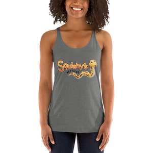 Könnte beinhalten: Ein graues Tanktop mit einer Cartoon-Schlange und dem Text "Squishy's Reptiles" in Orange und Gelb.