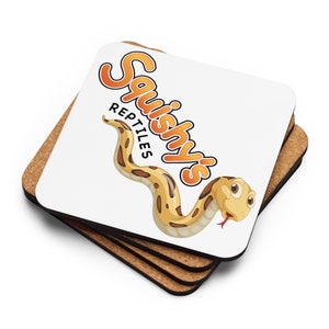 Pode incluir: Conjunto de quatro  tapetes de copo com suporte de cortiça, apresentando um fundo branco com uma cobra de desenho animado e o texto "Squishy's Reptiles".