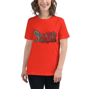 Könnte beinhalten: Rotes T-Shirt mit kurzen Ärmeln, einem grünen Schlangen-Motiv und dem Text "Squishy's Reptiles" in schwarzer und blauer Schrift.