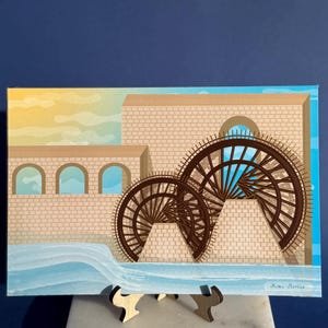 Könnte beinhalten: Ein künstlerisches Gemälde zeigt eine Wassermühle. Das Kunstwerk zeigt drei große Wasserräder in Brauntönen vor dem Hintergrund beigefarbener Backsteingebäude und eines blauen Himmels. Das Wasser ist hellblau.