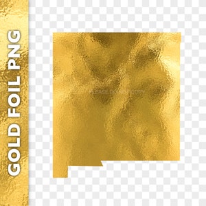 Puede incluir: Un contorno de oro en lámina del estado de Nuevo México. La lámina tiene un aspecto texturizado y martillado.