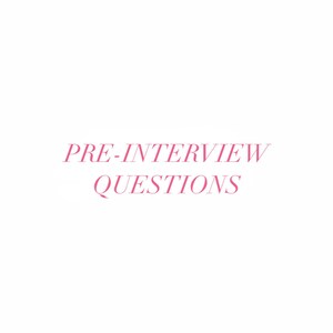 Op de afbeelding: Witte achtergrond met de roze tekst "PRE-INTERVIEW QUESTIONS" in een schreefletter. De tekst is gecentreerd en beslaat een klein deel van de afbeelding.