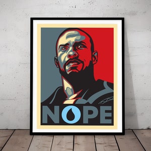 Op de afbeelding: Een rood, wit en blauw affiche met het gezicht van een man in het midden. De man kijkt omhoog en het affiche zegt "NOPE" met een blauwe waterdruppel in de "O".