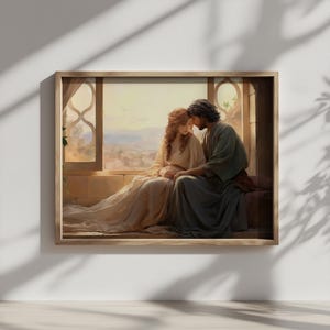 Könnte beinhalten: Ein gerahmtes Kunstwerk zeigt ein Paar in einer innigen Umarmung. Die Frau mit roten Haaren und der Mann mit dunklen Haaren sitzen in der Nähe eines Fensters, das von Sonnenlicht durchflutet wird. Das Kunstwerk ist in einem Holzrahmen.