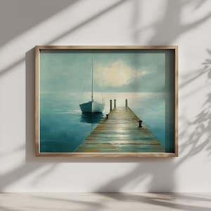 Puede incluir: Pintura enmarcada que representa un sereno paisaje marino. Un velero blanco flota cerca de un muelle de madera que se extiende hacia las tranquilas aguas azul verdosas. El cielo es de un azul suave y apagado con un sol brillante y brumoso. La pintura está en un marco de madera.
