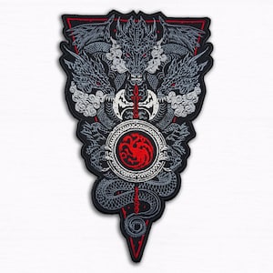 Op de afbeelding: Geborduurde patch met een gedetailleerd drakenontwerp in grijstinten, rood en zwart. De patch heeft een schildvorm met een centraal embleem van een rode driekoppige draak. Het ontwerp bevat ingewikkelde details en een getextureerde uitstraling.
