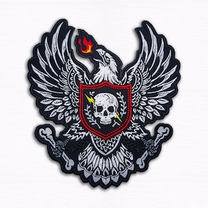 Op de afbeelding: Een set van drie keramische mokken met een gespikkelde, matte afwerking. Elke mok heeft een andere kleur: lichtblauw, crème en grijs. De mokken hebben een eenvoudig, modern ontwerp, perfect voor koffie of thee.