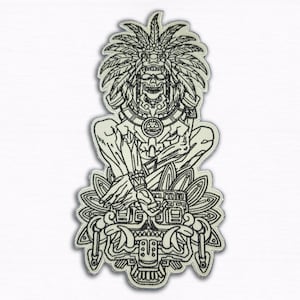 Peut inclure: Écusson brodé avec un motif noir et blanc d'une figure squelettique portant une coiffe de plumes et des bijoux. La figure est assise, les jambes croisées, tenant une arme et entourée de motifs floraux et géométriques.