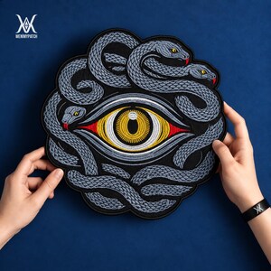 Naszywka z haftem "All Seeing Eye" na plecach - 12,5" w kamizelce motocyklowej Occult Snake