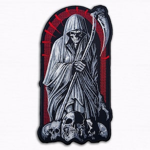 Puede incluir: Parche bordado con la imagen de la Parca con una capa con capucha, sosteniendo una guadaña. El diseño es en tonos grises y negros, sobre un fondo arqueado rojo y negro, con calaveras en la parte inferior. Para chaquetas o bolsos.