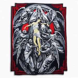 Könnte beinhalten: Gestickter Aufnäher mit einer religiösen Szene, in der eine zentrale Figur von geflügelten Skelettfiguren umgeben ist. Das Design ist hauptsächlich schwarz, weiß und gelb, mit einem roten Rand. Der Aufnäher ist rechteckig.