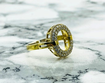 Anillo hecho a mano bañado en oro de 925 quilates: diseño de círculo abierto con circonita ovalada.