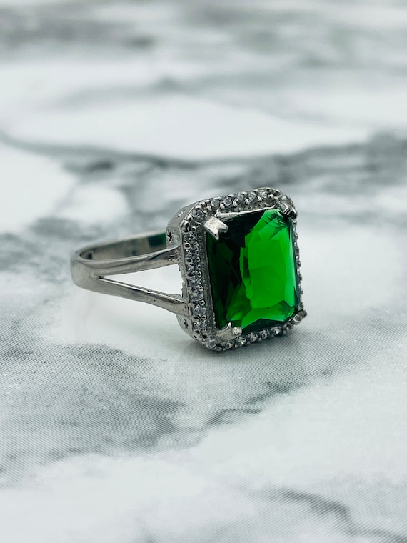 Emerald store rectangle ring