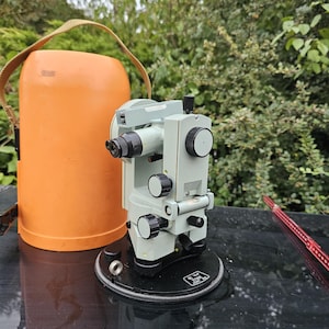 Vintage sovjetisk teodolit 2T30P 1992 Sovjetunionen lantmäteriinstrument Industriell dekor Samlarobjekt Sovjetisk optik med originalfodral i nyskick