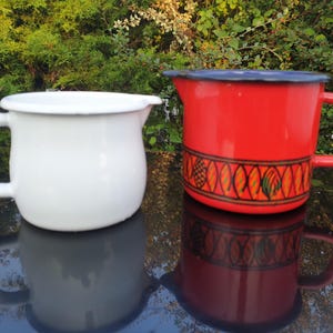 Vintage emaille steelpan, klein potje met rood-wit handvat.