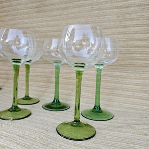 Set: Glaskrug + alte Weingläser mit grünem Stil, 70er Jahre, retro, Vintage
