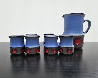 Vintage Fat Lava keramische set: kan met 6 mokken/kopjes | Studiokeramiek uit het midden van de 20e eeuw, blauw, zwart, rood | West-Duits aardewerk uit de jaren 60 en 70