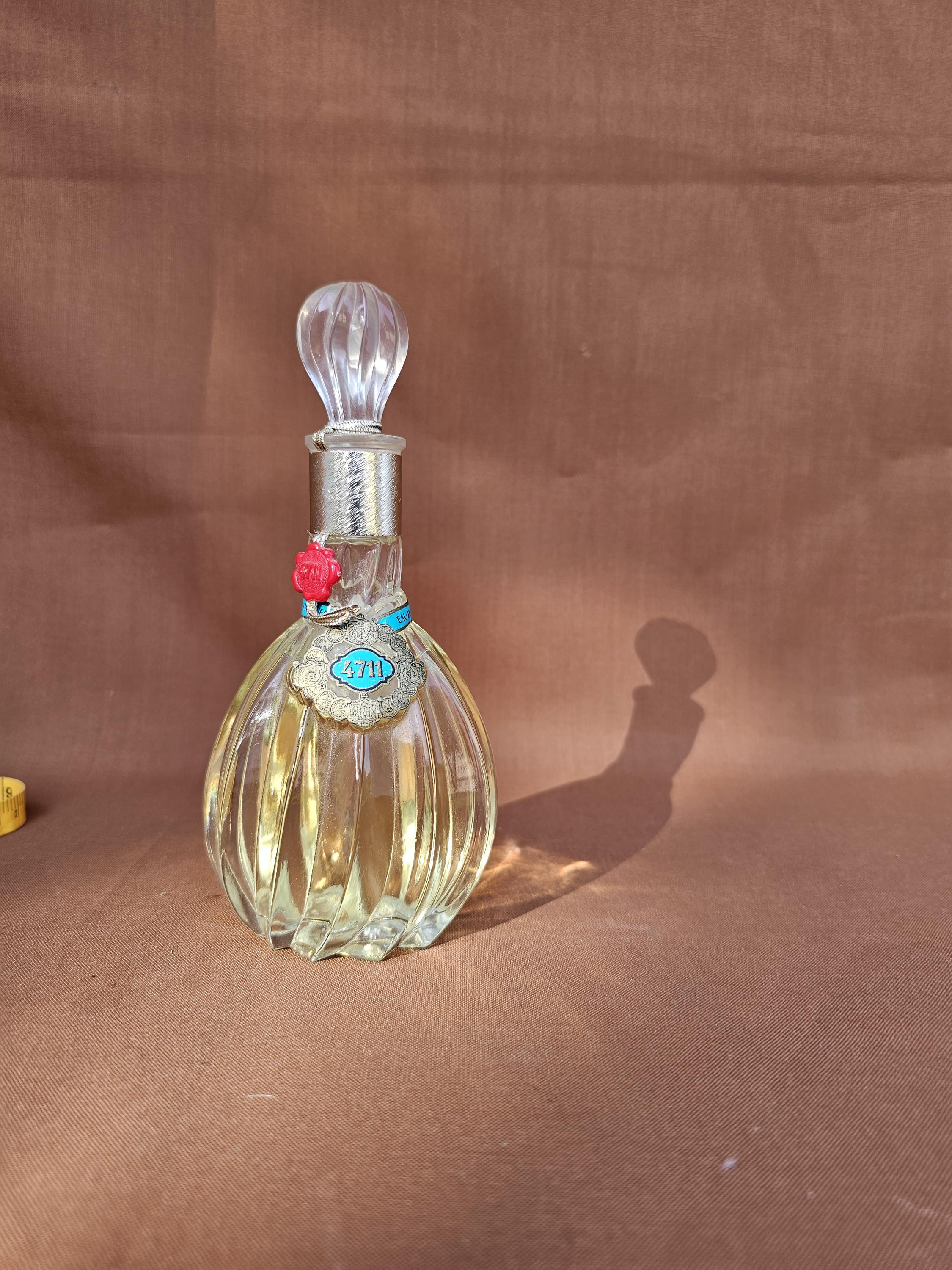 アールデコ様式金色の線で装飾された香水瓶(新品未使用) 4711 vintage -