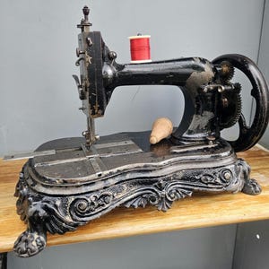 Antik SINGER gjutjärnssymaskin cirka 1900 – handvev och remdrift, dekorativ bas, vintagedekor