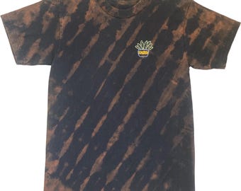 Camiseta pequeña con diseño de cactus bordado a mano y teñido anudado con blanqueador