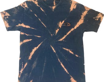 Camiseta de motosierra bordada a mano con teñido anudado y teñido blanqueador XL / Ropa consciente / Herramientas