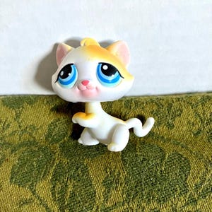 Hasbro Littlest Pet Shop LPS Cat With Blue Eyes And Short Hair White