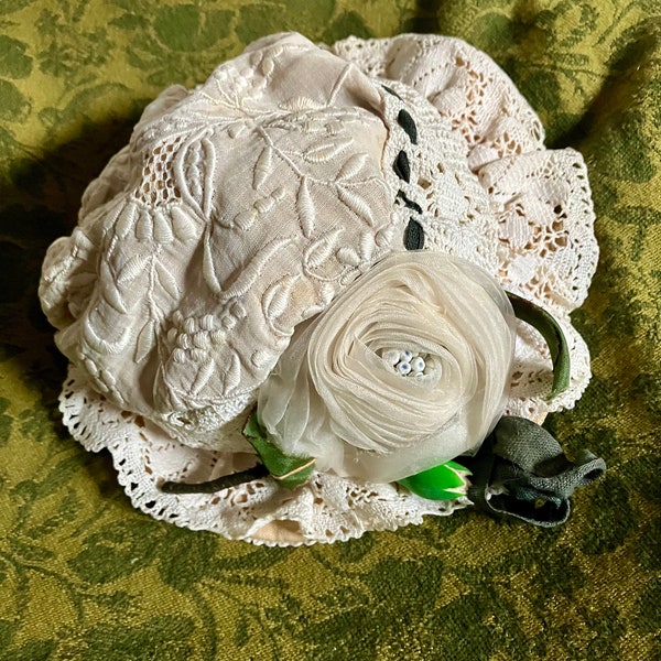 Années 1930 Français chapeau de velours noir, Moleskin, Accent de rosette florale, Vêtements d'époque - France