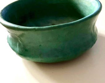 Antique Arts and Crafts Matte Green Pottery Bowl – Hampshire Leaf Design