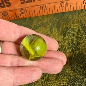Large Banana Swirl Shooter Marble