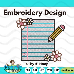 以下が含まれることがあります： 鉛筆と花が付いた、罫線入りのメモ帳の刺繍デザイン。 デザインは10cm x 10cmの刺繍枠用です。 上部には「Embroidery Design」の文字。 Craftylife Boutiqueのロゴが下部にあります。