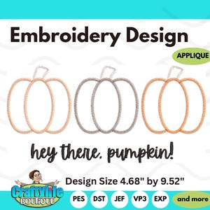 Könnte beinhalten: Ein Stickdesign mit drei Kürbiskonturen in Kupfer- und Grautönen, mit dem Text "hey there. pumpkin!". Die Designgröße beträgt 11,89 cm x 24,18 cm. Das Bild enthält auch den Text "Embroidery Design" und "APPLIQUE".