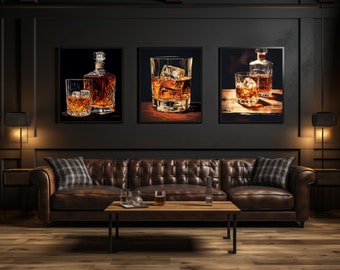 Könnte beinhalten: Drei gerahmte Drucke von Whiskygläsern und Flaschen an einer dunklen Wand über einem braunen Ledersofa mit Kissen. Die Drucke sind in einem dunklen, stimmungsvollen Stil mit schwarzem Hintergrund und einem warmen, bernsteinfarbenen Schimmer vom Whisky.